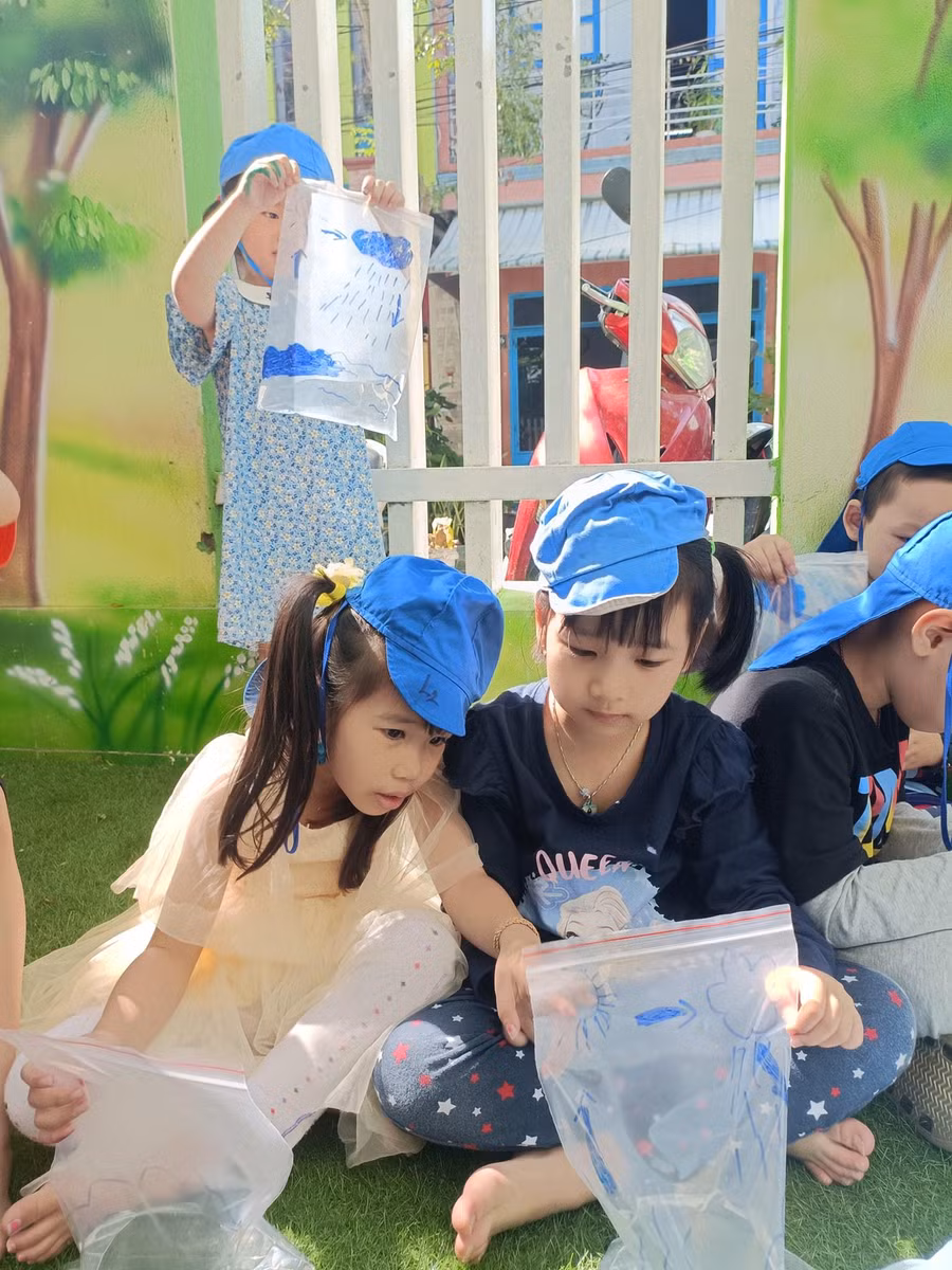 Trẻ lớp Lớn 2, Trường Mầm non Bình Minh (quận Hải Châu, TP Đà Nẵng) với giờ học Khám phá khoa học Vòng tuần hoàn của nước.