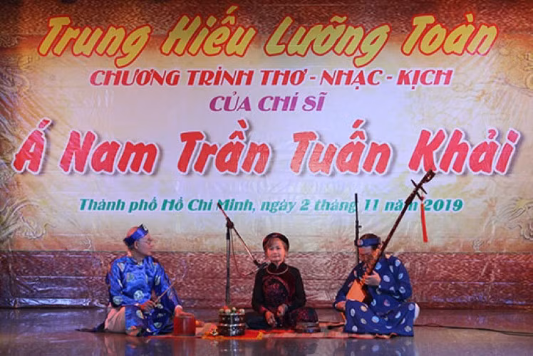 Một tiết mục ca trù do nghệ sĩ Thục An biểu diễn tại chương trình biểu diễn thơ, nhạc kịch của Á Nam Trần Tuấn Khải ở TPHCM. Ảnh minh họa (Nguồn IT)