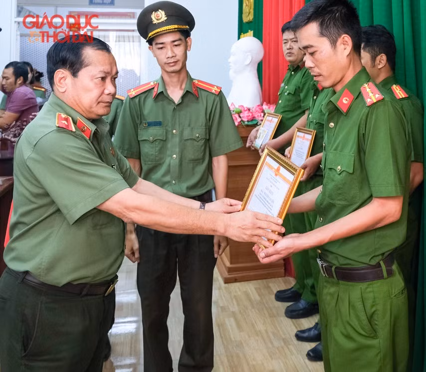 Thiếu tướng Nguyễn Văn Thuận, Giám đốc Công an TP Cần Thơ trao giấy khen cho lực lượng Công an quận Ninh Kiều.