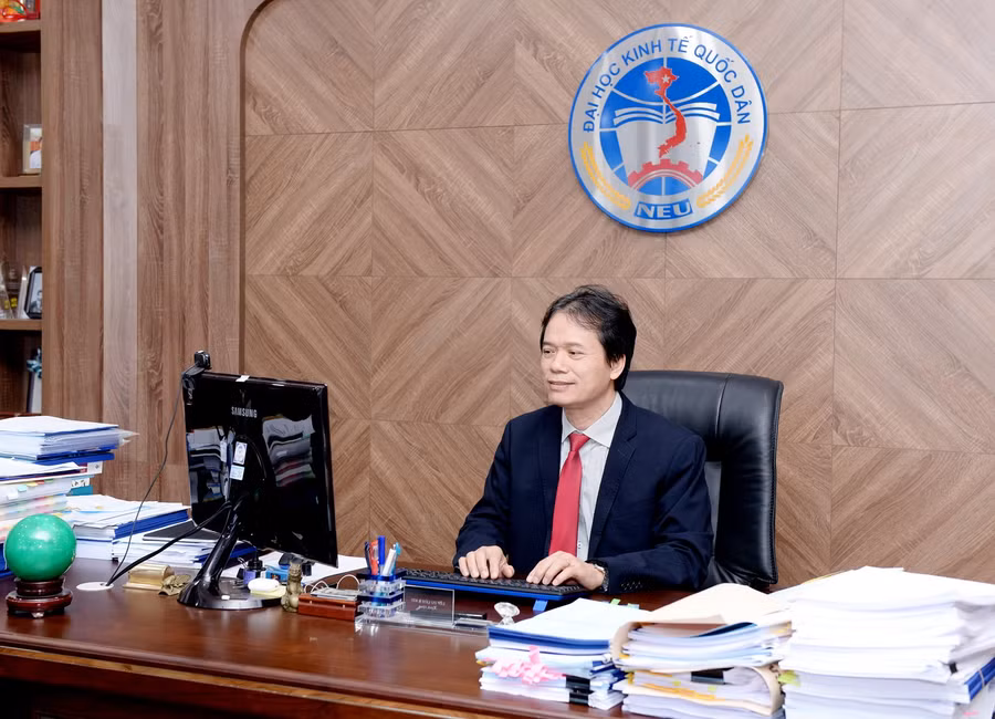 PGS.TS Phạm Hồng Chương - Hiệu trưởng Trường Đại học Kinh tế quốc dân phát biểu trực tuyến.