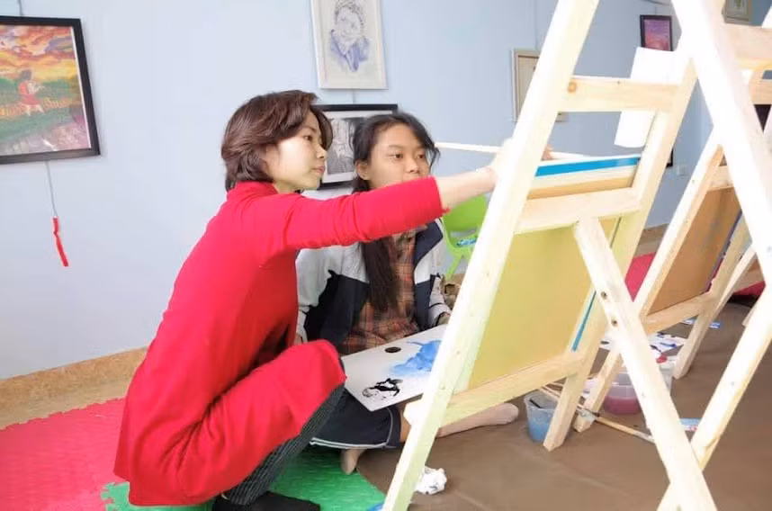 Hội họa là thế mạnh giúp cô Trần Thị Hội làm những bài giảng lịch sử trở nên sống động.