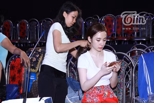 Angela Phương Trinh mệt mỏi, mắt sưng húp vì scandal bủa vây