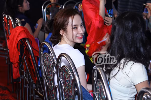 Angela Phương Trinh mệt mỏi, mắt sưng húp vì scandal bủa vây