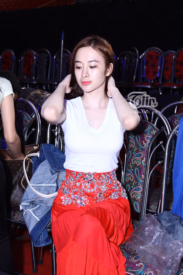 Angela Phương Trinh mệt mỏi, mắt sưng húp vì scandal bủa vây