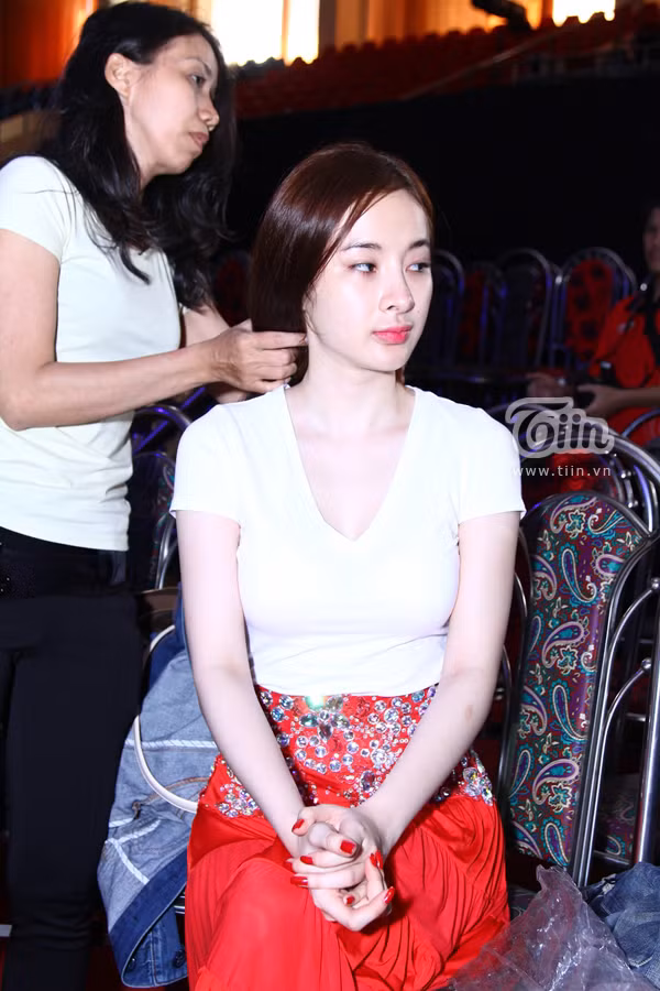Angela Phương Trinh mệt mỏi, mắt sưng húp vì scandal bủa vây