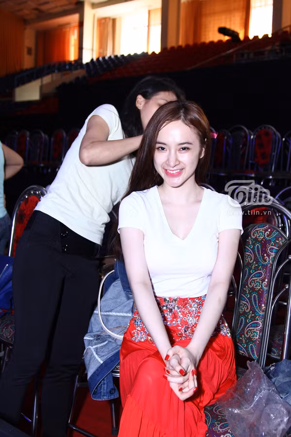 Angela Phương Trinh mệt mỏi, mắt sưng húp vì scandal bủa vây