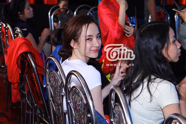 Angela Phương Trinh mệt mỏi, mắt sưng húp vì scandal bủa vây
