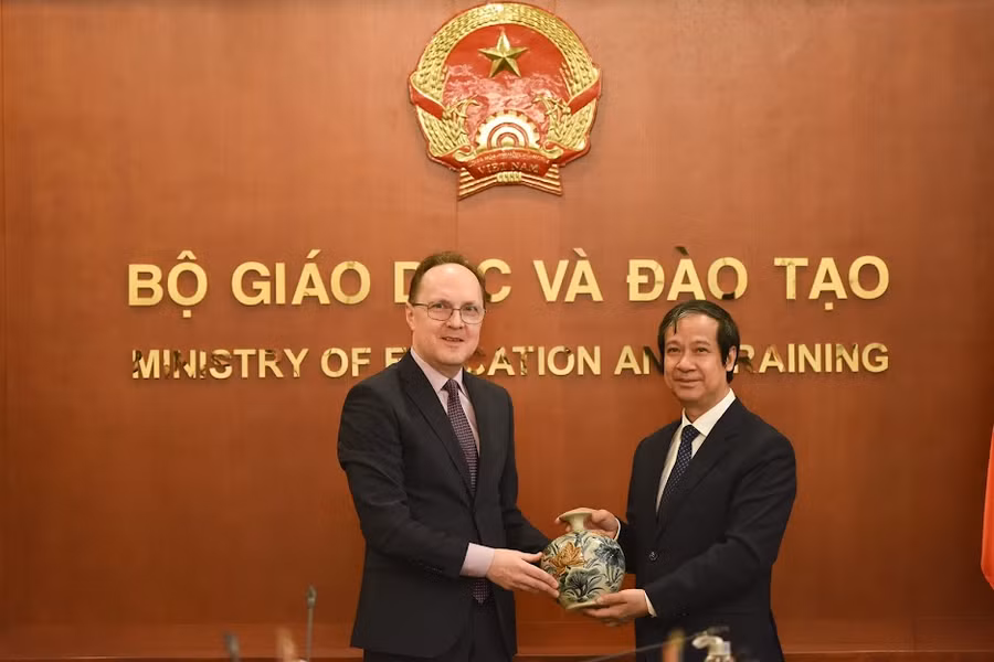 Bộ trưởng Bộ GD&ĐT Nguyễn Kim Sơn tặng quà lưu niệm cho ngài Đại sứ tại buổi tiếp.