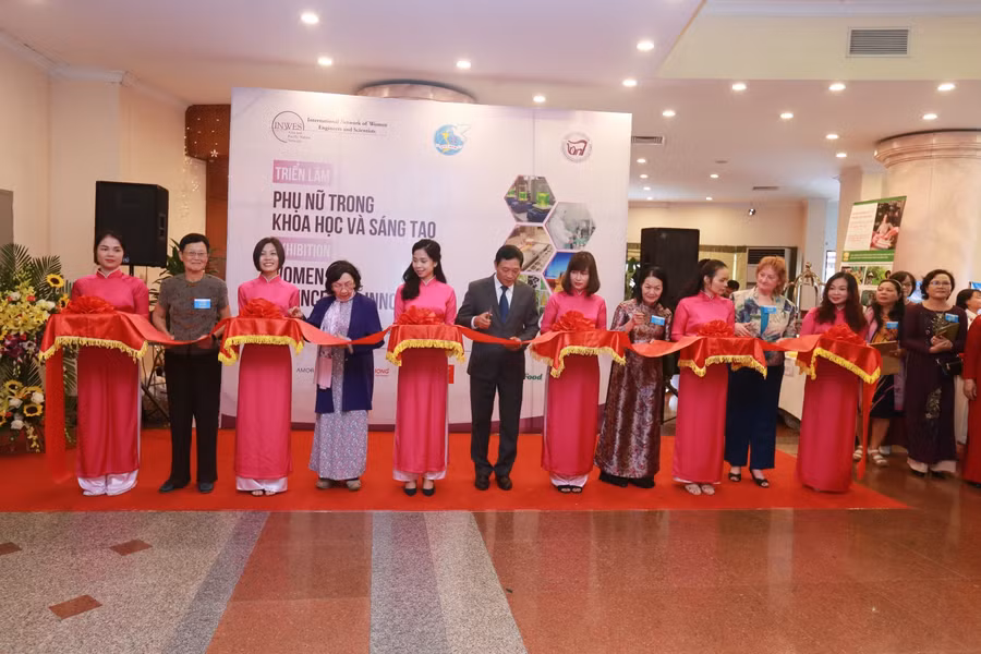 Cắt băng khai mạc Triển lãm Phụ nữ trong khoa học và sáng tạo.
