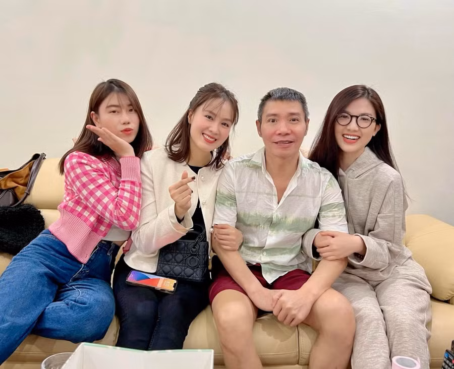 NSND Công Lý tươi tắn xuất hiện cùng đồng nghiệp.