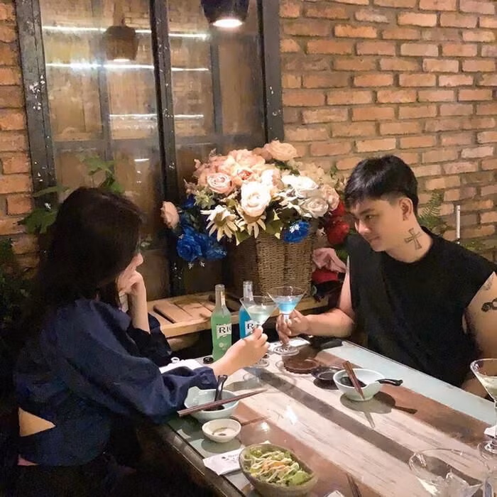 Nam ca sĩ Hoài Lâm bất ngờ công khai kết hôn với một cô gái lạ?