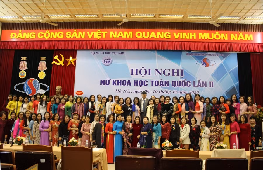 Các đại biểu dự Hội nghị chụp ảnh lưu niệm.