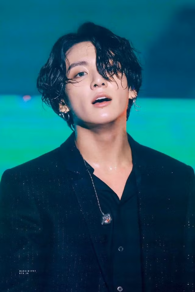Jungkook (BTS): Jungkook không bao giờ thể hiện những màn trình diễn của mình ít hơn 110% sức lực. Ngoài ra, anh ấy được yêu thích vì bởi những hình ảnh ngọt ngào nhưng vô cùng nam tính của mình!