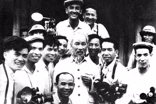 Chủ tịch Hồ Chí Minh với các nghệ sĩ nhiếp ảnh. Ảnh: Ban quản lý Lăng Chủ tịch Hồ Chí Minh.