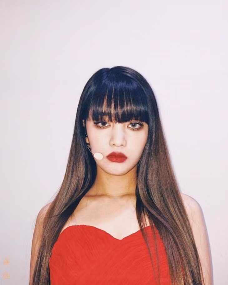 Minnie [(G) I-DLE]: Giọng hát tuyệt vời của Minnie là hoàn toàn độc đáo và khiến người hâm mộ phải lòng cô ấy ngay lập tức. Cô ấy là nữ hoàng của sự đa dạng và trở nên siêu đáng yêu ngoài sân khấu!