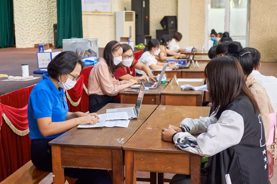 Giáo viên Trường Cao đẳng Kinh tế - Kỹ thuật Điện Biên làm thủ tục nhập học cho học sinh trình độ trung cấp khóa mới.