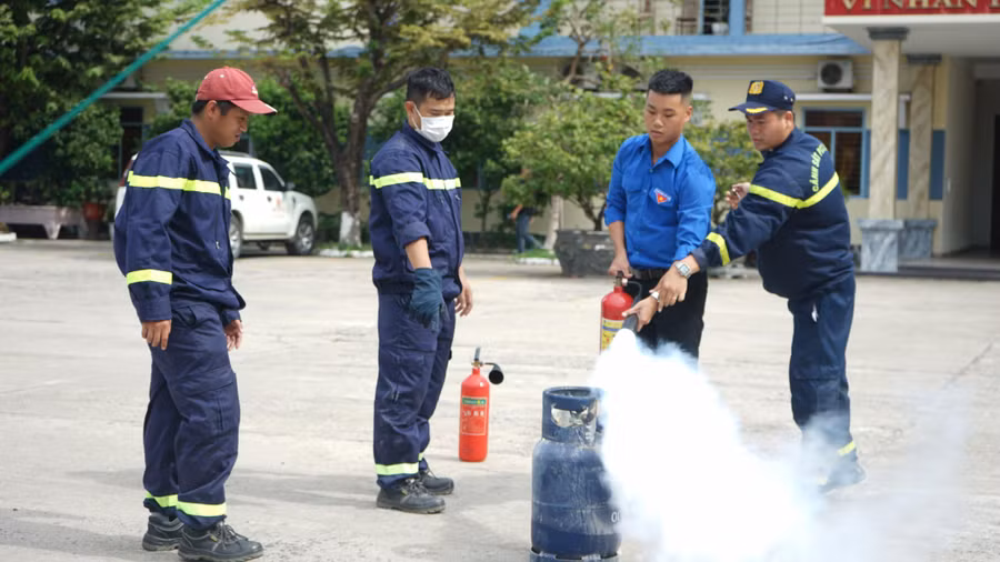 Cảnh sát PCCC hướng dẫn học sinh cách xử lý đám cháy từ bình ga.
