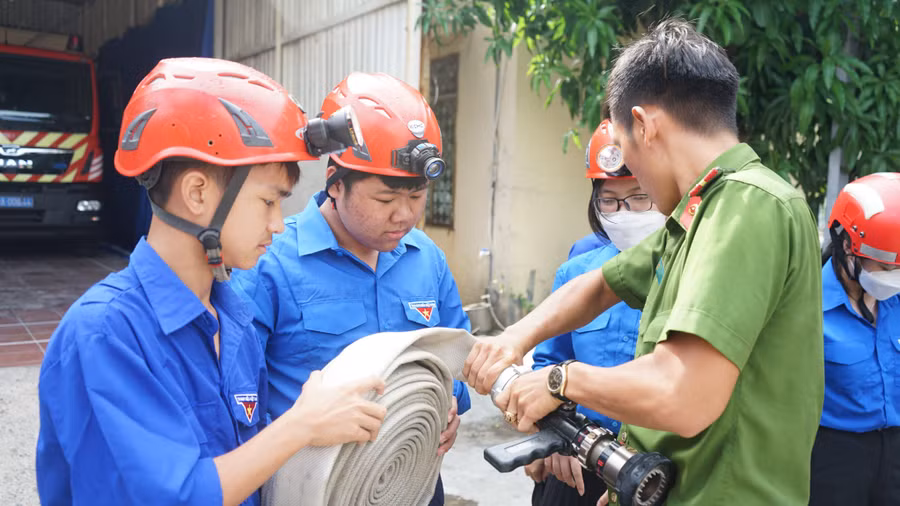 Lực lượng Cảnh sát PCCC hướng dẫn cho các em học sinh lắp các thiết bị chữa cháy.