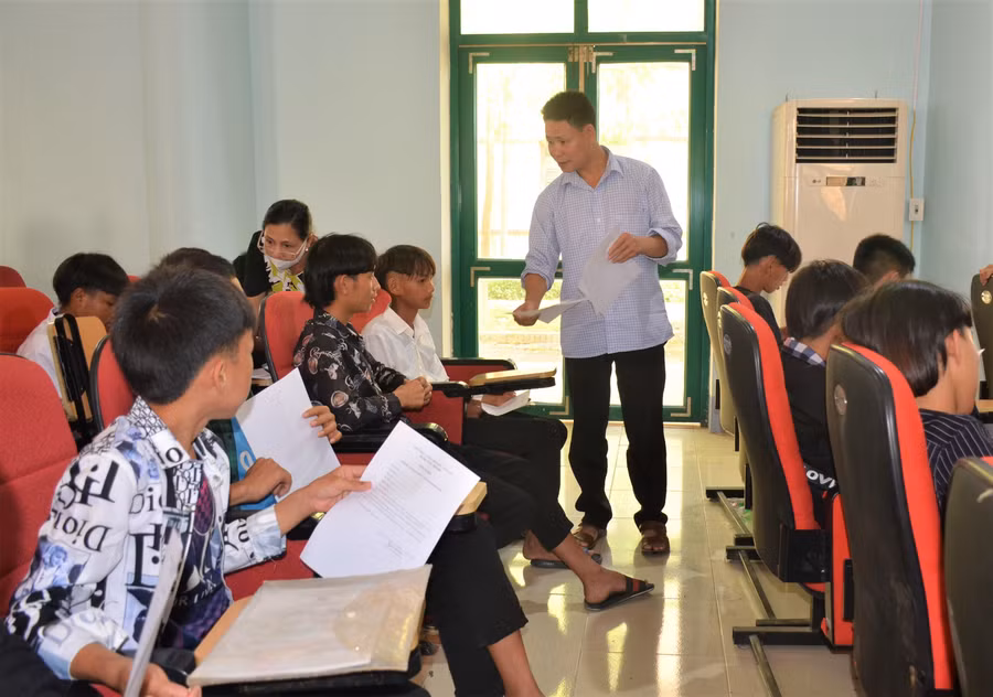 Học sinh hệ trung cấp khóa mới Trường Cao đẳng Nghề đăng ký ngành nghề theo học.
