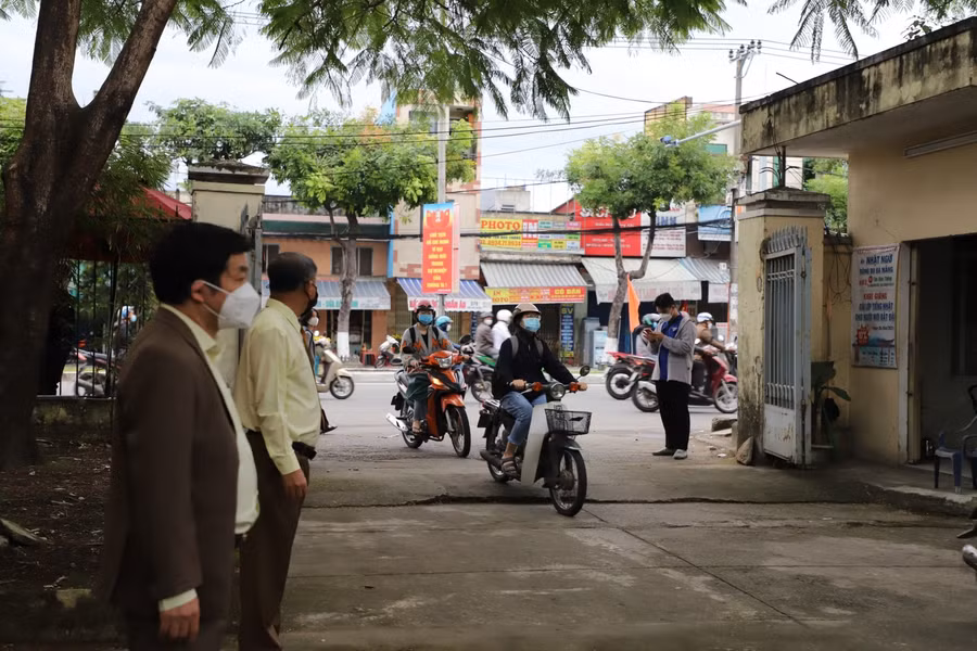 Ban giám hiệu Trường ĐH Sư phạm, ĐH Đà Nẵng đón sinh viên trở lại trường học trực tiếp.