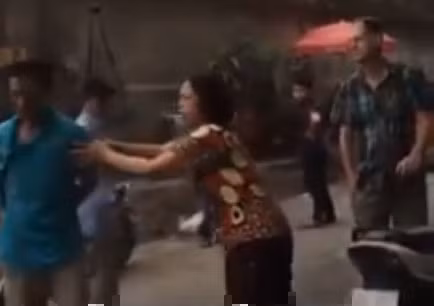 Bị “ông Tây” ngăn đánh vợ, người chồng sửng cồ thách thức