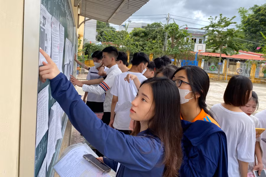 Thí sinh tham dự Kỳ thi tốt nghiệp THPT 2023 tại điểm thi Trường THPT Hoàng Văn Thụ (Lạng Sơn). Ảnh: Ngô Chuyên