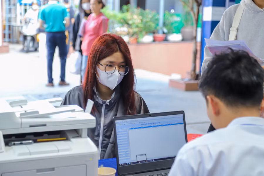 Thí sinh nhập học tại Trường ĐH Nguyễn Tất Thành ngày 24/8/2023. Ảnh: Nga Nguyễn