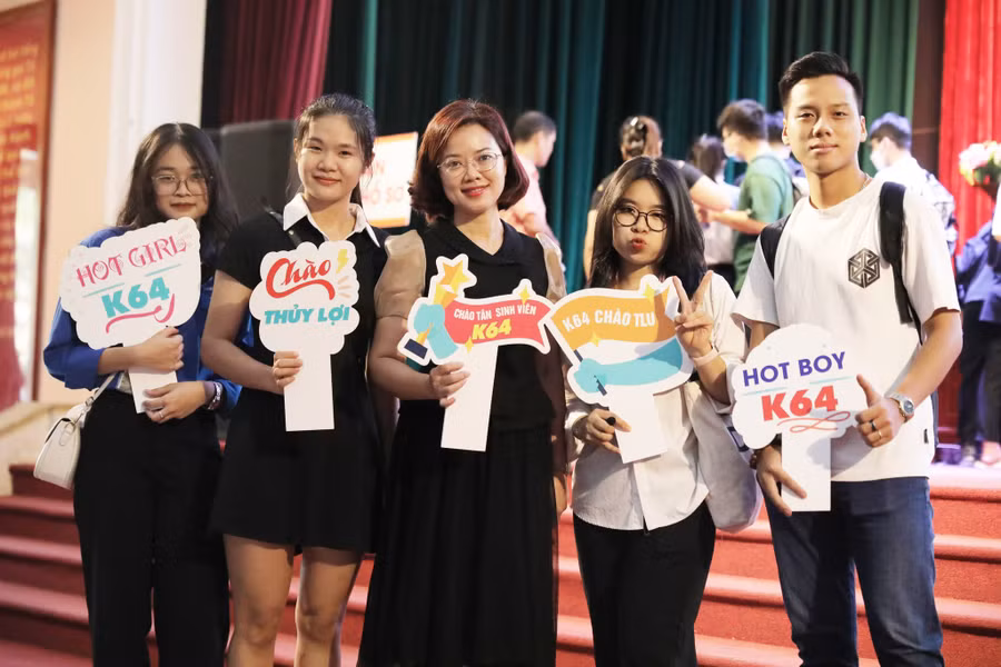 Thạc sĩ Đặng Hương Giang, Trưởng phòng Công tác chính trị sinh viên, Trường ĐH Thuỷ lợi và tân sinh viên K64. Ảnh NT.