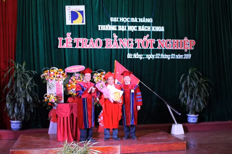 Ông Đặng Việt Dũng - Phó Chủ tịch UBND Thành phố Đà Nẵng và PGS.TS Đoàn Quang Vinh trao bằng tốt nghiệp Tiến sĩ cho Nghiên cứu sinh Phạm Đình Trung - Ngành Cơ kỹ thuật 