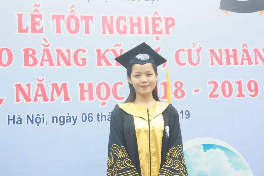 Sinh viên Nguyễn Thị Hiền với điểm số tốt nghiệp 3.81/4 - thủ khoa đầu vào của ngành Kỹ thuật môi trường và thủ khoa đầu ra của trường