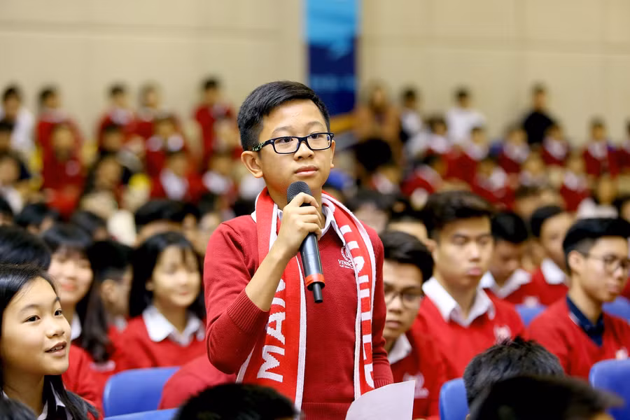 Nhiều học sinh cũng trực tiếp đặt câu hỏi cho các cầu thủ ngay tại chương trình. Trong đó, câu hỏi mà các cầu thủ nhận được nhiều nhất liên quan tới cách đối mặt với khó khăn, thất bại. “Khi các chú gặp thất bại nhiều lần và mọi người xung quanh nói chú hãy từ bỏ đi, vậy khi đó các chú sẽ làm gì và có hy vọng điều gì không?”, một học sinh đặt câu hỏi. Nhiều học sinh cũng trực tiếp đặt câu hỏi cho các cầu thủ ngay tại chương trình. Trong đó, câu hỏi mà các cầu thủ nhận được nhiều nhất liên quan tới cách đối mặt với khó khăn, thất bại. “Khi các chú gặp thất bại nhiều lần và mọi người xung quanh nói chú hãy từ bỏ đi, vậy khi đó các chú sẽ làm gì và có hy vọng điều gì không?”, một học sinh đặt câu hỏi.