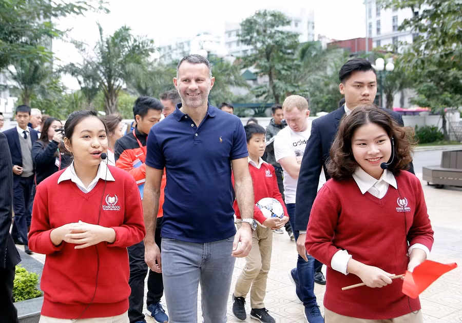 Học sinh Vinschool tự tin nói chuyện, giới thiệu, đưa các cầu thủ thăm quan trường. Các em chia sẻ với hai danh thủ về chương trình giáo dục thể chất tại trường, trong đó bóng đá vừa là một môn học chính khoá, vừa là một môn thể thao được rất nhiều học sinh yêu thích. Học sinh Vinschool tự tin nói chuyện, giới thiệu, đưa các cầu thủ thăm quan trường. Các em chia sẻ với hai danh thủ về chương trình giáo dục thể chất tại trường, trong đó bóng đá vừa là một môn học chính khoá, vừa là một môn thể thao được rất nhiều học sinh yêu thích.