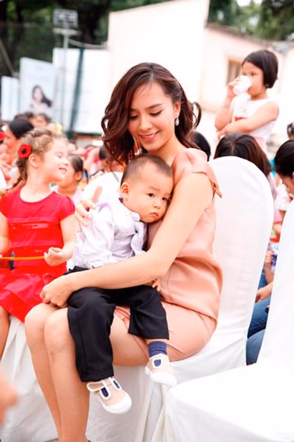 Là người kín tiếng trong chuyện gia đình, Nguyễn Quốc Toàn ít xuất hiện cùng vợ trong các sự kiện giải trí.