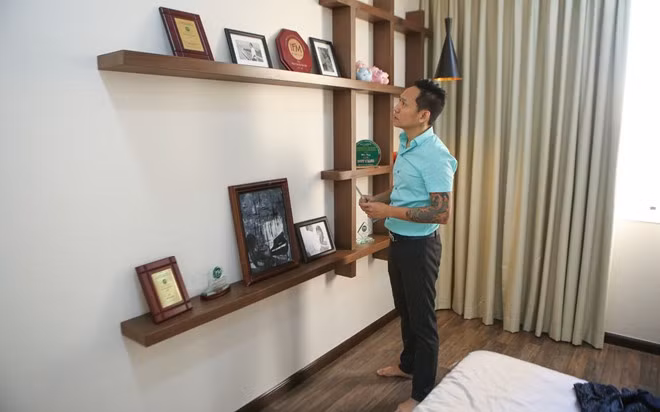 Nam ca sĩ cũng dành một góc nhỏ trong phòng ngủ để trưng bày các giải thưởng từng đạt được trong sự nghiệp ca hát. Căn hộ 4 tỷ đồng mới tậu của Duy Mạnh