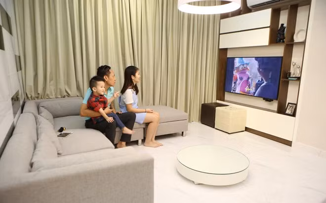 Hiện bà xã Duy Mạnh bận công việc ngoài Bắc nên ở nhà chỉ có ba bố con. Khi vợ vắng nhà, nam ca sĩ chủ yếu dành thời gian chăm sóc các con. Căn hộ 4 tỷ đồng mới tậu của Duy Mạnh