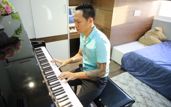 Duy Mạnh từng tạm ngưng việc đi diễn để hướng dẫn con gái chơi piano khi Thu Cầm ôn thi vào Nhạc viện. Căn hộ 4 tỷ đồng mới tậu của Duy Mạnh