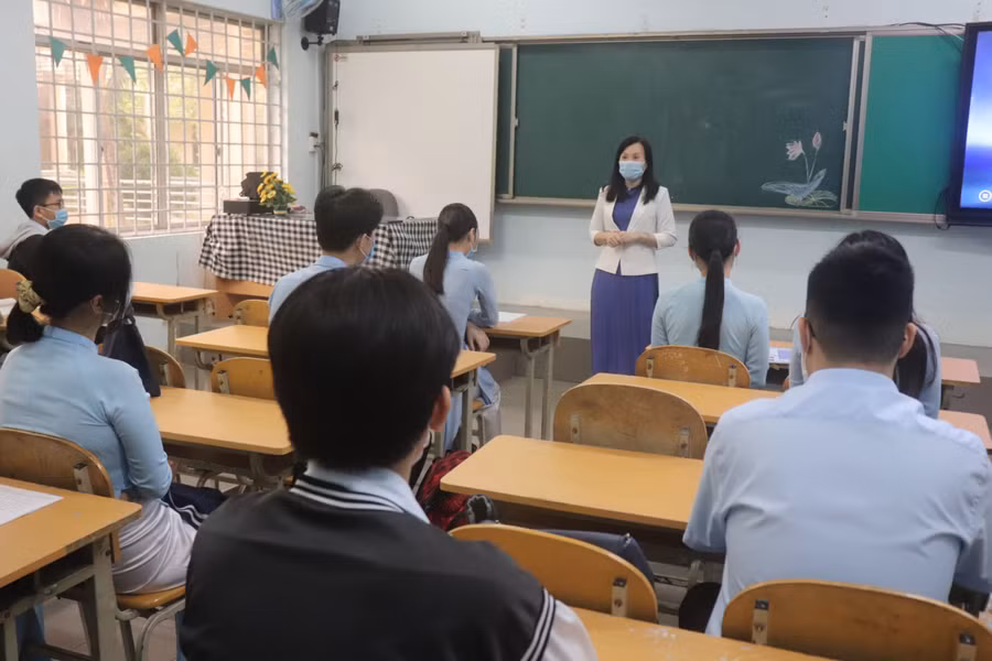 Ngày 25/10, học sinh lớp 12 Trường THPT Chuyên Lê Quý Đôn đã trở lại trường học trực tiếp.