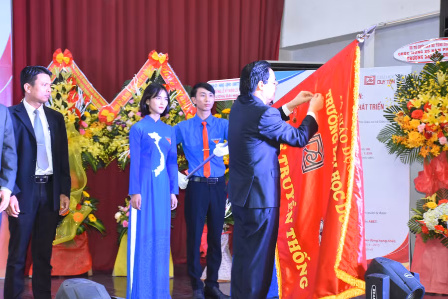 Bộ trưởng Phùng Xuân Nhạ thừa ủy quyền trao tặng Huân chương Lao động hạng Nhất do Nhà nước trao tặng cho tập thể trường ĐH Duy Tân