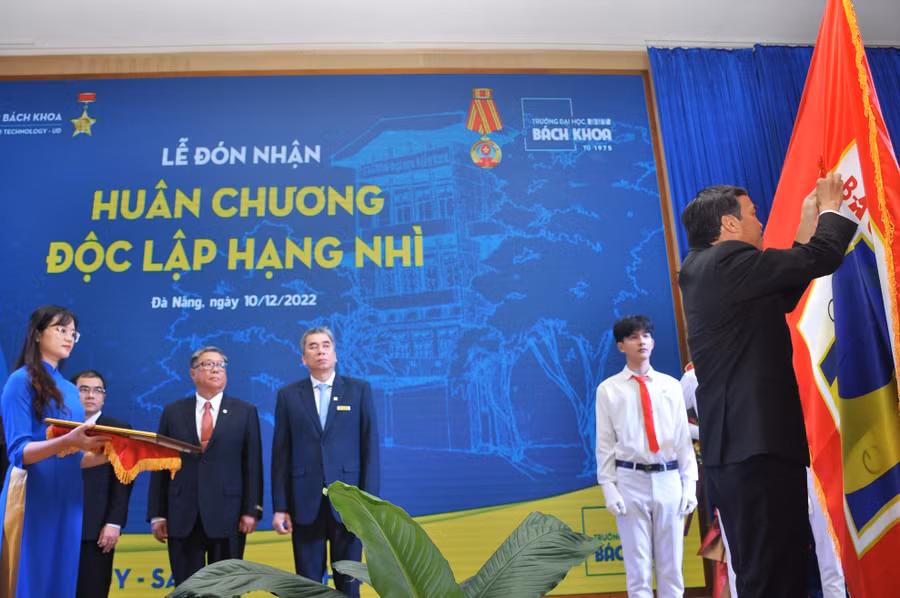 Chủ tịch UBND TP Đà Nẵng thừa ủy quyền trao Huân chương Độc lập hạng Nhì cho tập thể Trường ĐH Bách khoa, ĐH Đà Nẵng.