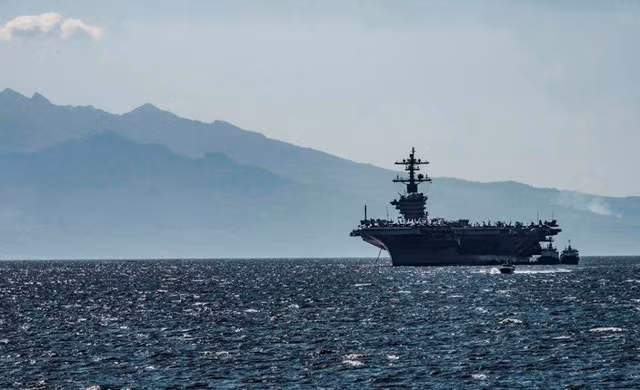 Ngày 16/2, tàu USS Carl Vinson cùng với tàu USS Wayne E Meyer đã cập cảng Manila, Philippines. Khoảng 5.500 thủy thủ đã tham gia chuyến thăm lần này.
