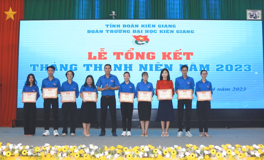 Trao giấy khen cho các tập thể có thành tích xuất sắc trong Tháng Thanh niên.