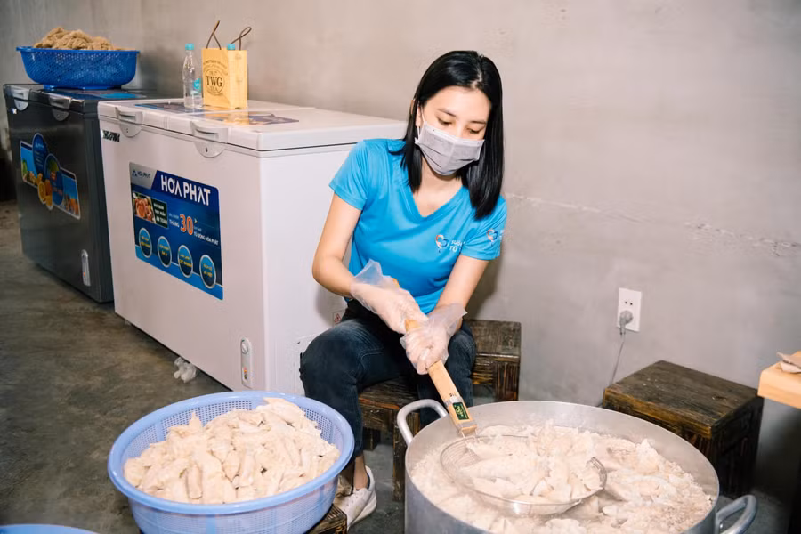 Hoa hậu Tiểu Vy đã đích thân vào bếp, cùng những nàng hậu khác tổ chức chiến dịch nấu và phát cơm cho người dân có hoàn cảnh khó khăn bị ảnh hưởng bởi dịch bệnh. Bếp ăn được thành lập với mong muốn sẽ sẻ chia phần nào nỗi lo âu của bà con, anh chị em công nhân lao động tự do có cuộc sống đang bị ảnh hưởng bởi cơn đại dịch trong địa bàn TP Hồ Chí Minh. Qua đó lan tỏa sâu rộng trong cộng đồng về nét đẹp tương trợ nhau cùng vượt qua khó khăn trong mùa dịch Covid-19.