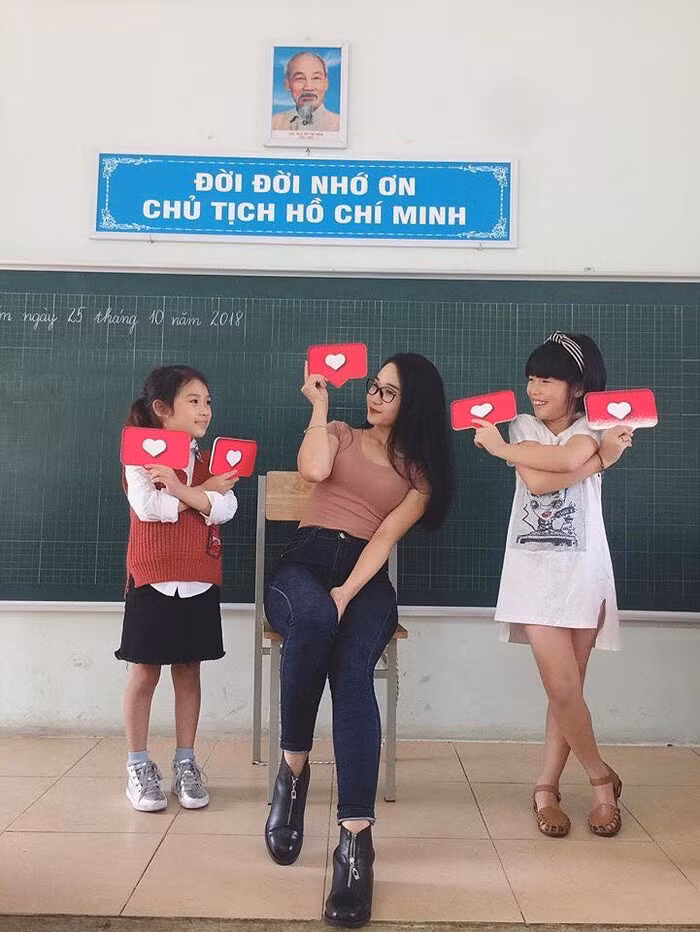 Cô giáo trẻ vui vẻ, hòa đồng cùng học sinh.