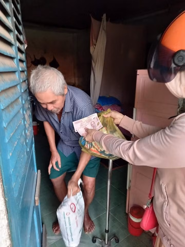 Mẹ ruột của Thủy Tiên đã đích thân đi đến những gia đình có hoàn cảnh khó khăn để làm từ thiện.