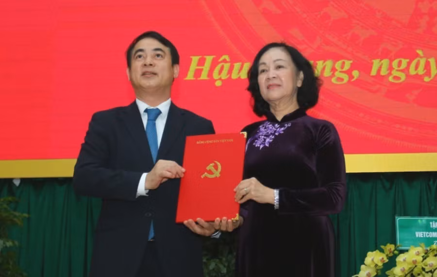 Đồng chí Trương Thị Mai trao quyết định cho đồng chí Nghiêm Xuân Thành.