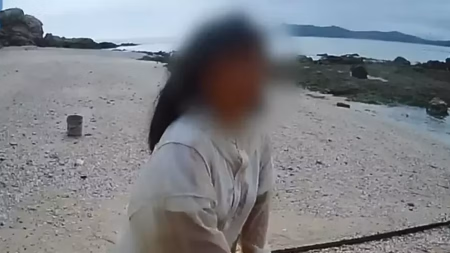 Cô bé 13 tuổi bị cha mẹ bỏ trên đảo hoang.