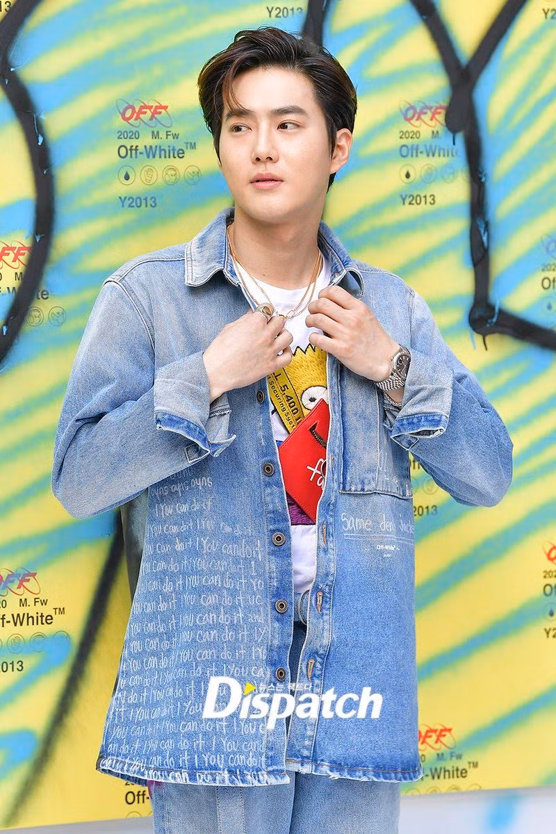 Suho của EXO: Suho là một chàng trai có làn da trong veo, không có lỗ chân lông, được biết đến là trưởng nhóm và giọng ca chính của EXO. Anh sinh ngày 22/5/1991.