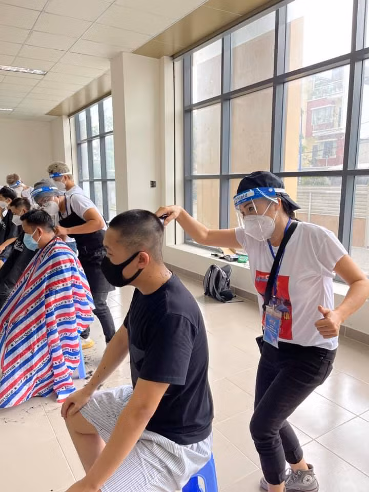 Hoa hậu, người mẫu, ca sĩ... nấu cơm, cắt tóc, phát gạo cho người dân TPHCM giữa mùa dịch ảnh 4
