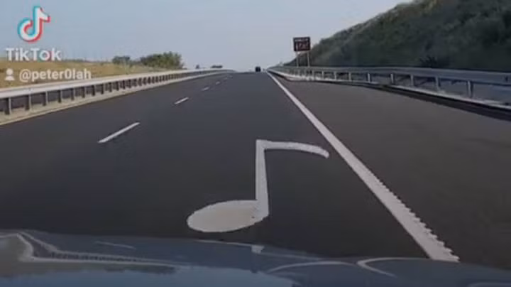 Con đường cao tốc phát ra giai điệu bài hát.