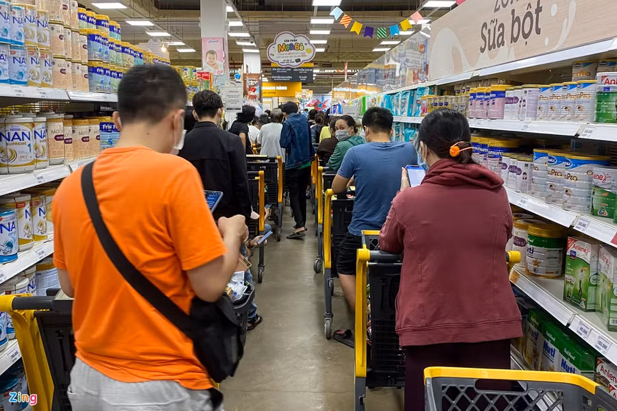 Mọi người xếp hàng dài trong siêu thị để chờ tới lượt được thanh toán